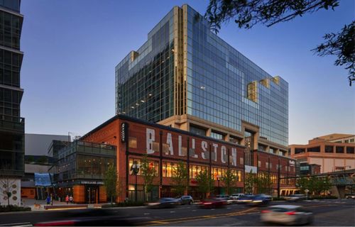 美国弗吉尼亚阿灵顿的购物中心改造项目--Ballston Quarter，把室内室外做到了完美结合。1980年代的旧商场，变成了社区居民的新生活方式场所。