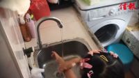 实拍：香港两母女5.5平的家，还没你家厕所大！