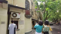 上海武康路网红阳台蝴蝶结被取走、阳台大门紧闭，仍有人拍照