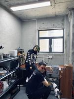 小夫妻没钱装修，在毛坯房里一住就是3年，如今各种家具一应俱全