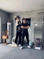 小夫妻没钱装修，在毛坯房里一住就是3年，如今各种家具一应俱全