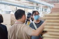 多媒体联动探厂，共同见证Leadfar领华地板品牌实力
