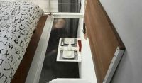 朋友花60万买北京8平米蜗居，睡觉头顶天花板，网友：值！