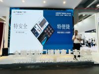 全场聚焦，意式木纹机器人防盗门震撼面世！
