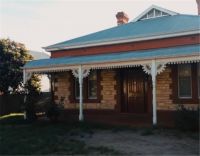 27岁香港海归姑娘，为攒钱住9㎡劏房，面积很小但生活充实