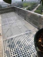 家住22楼，我在阳台外搭不锈钢花架，楼下业主：天天看心慌必须拆