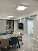 她家花了20万装修，全屋网红灰，漂亮又耐脏，木匠打柜子也很满意