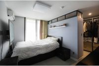 床靠墙的做法已经过时了，我家直接后移70cm，做成这样超级好用