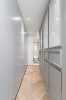 床靠墙的做法已经过时了，我家直接后移70cm，做成这样超级好用