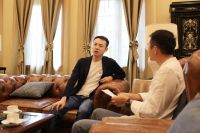 霍家“创三代”霍启文以创新致传承，作品斩获国际设计双奖