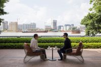 霍家“创三代”霍启文以创新致传承，作品斩获国际设计双奖