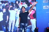 著名男歌手齐秦空降武汉 为司米橱柜87周年庆生