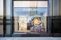 法国娇兰品牌挚友袁弘惊喜现身武汉武商广场，携帝皇蜂姿蜜润江城