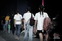 中国香港潮牌品牌frequent flyer北京时装周西有与你一起“步梦”