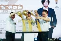 知名音乐人张洪量先生助阵 成都金可儿床垫盛大开业