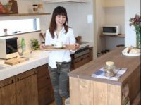 日本厨房从不装吊柜，而是用1㎡步入式储藏室代替，归纳整齐省心