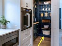 日本厨房从不装吊柜，而是用1㎡步入式储藏室代替，归纳整齐省心