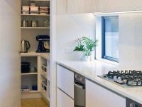 日本厨房从不装吊柜，而是用1㎡步入式储藏室代替，归纳整齐省心