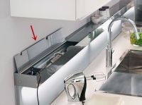 定制橱柜把水槽区加宽20公分，抬高双层沥水，保持台面干净清爽