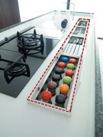 定制橱柜把水槽区加宽20公分，抬高双层沥水，保持台面干净清爽