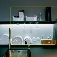 定制橱柜把水槽区加宽20公分，抬高双层沥水，保持台面干净清爽