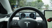 几十万的特斯拉model 3没有仪表盘? 加个芸航T5智能仪表屏就能解决！