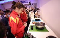 板川与奥运冠军杜丽、庞伟达成合作，正式发起“10分钟10道菜”冠军家宴挑战赛！