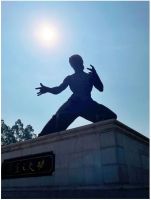 李小龙是功夫“一代宗师”，粤强要做瓷砖“一代宗师”