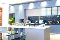 他在大型综合卖场里安了一个家，一不小心成了网红打卡地，被1000多家商家包围，住在里