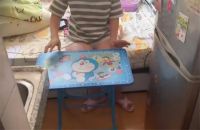 香港母女蜗居6㎡劏房，厕所难坐下洗衣机放床边，网友：太逼仄