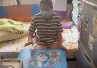 香港母女蜗居6㎡劏房，厕所难坐下洗衣机放床边，网友：太逼仄