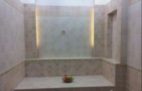 卫生间贴瓷砖，老公硬要做个“地爬墙”，完工后我看愣了，太美了