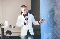 专访设计师黄一：专注设计 让标签成为自己设计风格的闪光点