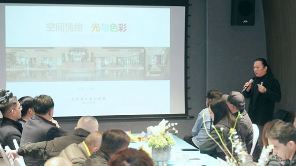 河南华丰投资有限公司运营一部副部长、华丰灯饰界运营负责人郭瑞峰、河南省陈设艺术协会曾志刚主席为以上人士颁发领航牌匾！