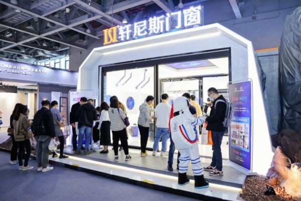 新奇有趣表演秀+天际窗想艺术创意空间｜轩尼斯门窗完美谢幕广州设计周！