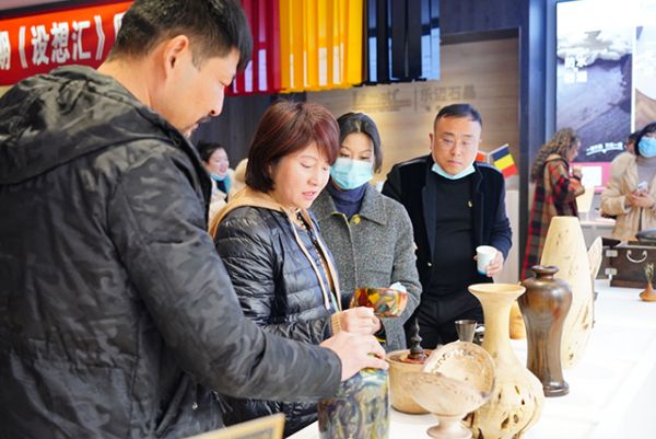 设计师与木艺老师探讨木艺作品