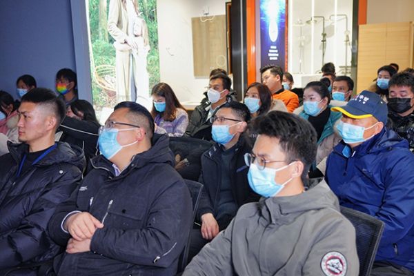 台下参会设计师认真聆听