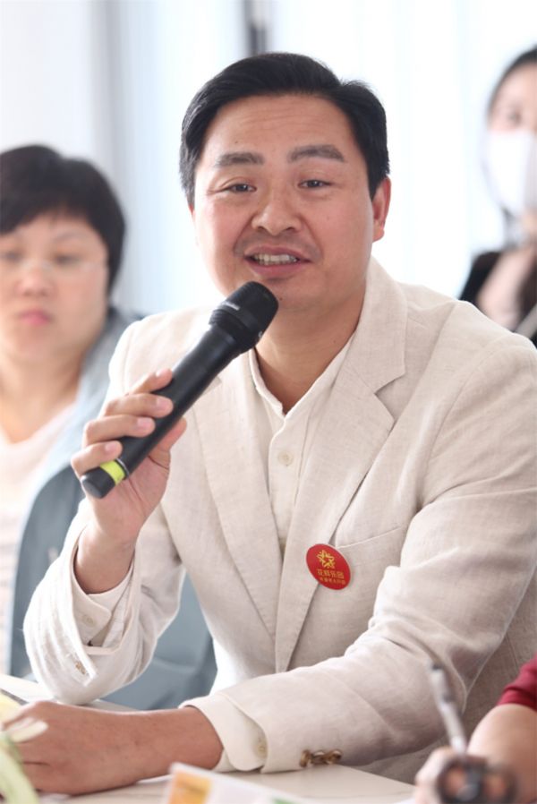 电影《硬核老爸》剧组负责人：文祥先生