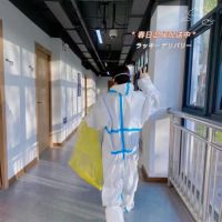 “同一屋檐下”守望相助，共克时艰