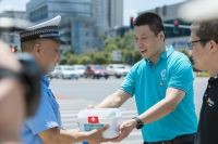 高温下的坚守 党支部结对慰问高温下坚守一线的真“汗”子
