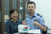 高温下的坚守 党支部结对慰问高温下坚守一线的真“汗”子