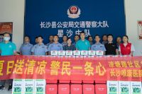 高温下的坚守 党支部结对慰问高温下坚守一线的真“汗”子