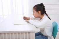 光明园迪关爱儿童健康成长 探究孩子写作业趴桌的深层原因