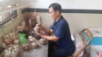 手拉胚制作钧瓷茶壶的引领者——郭义兴