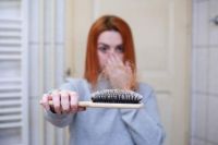 这种脱发类型，女生们要提前警惕预防