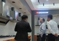 中国五金制品协会理事长张东立先生一行莅临皇冠电气考察指导