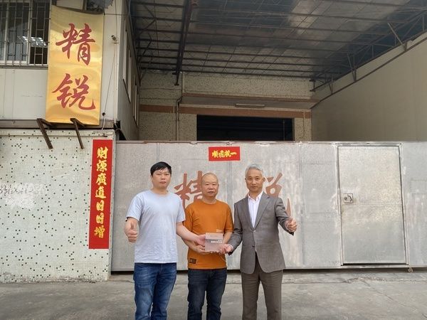 博仕门窗研发总工程师李德初向精锐模具颁发奖牌