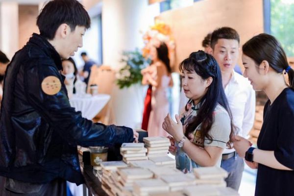 主标题：四季充美 万物皆好