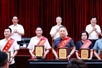 开心厨具创始人胡金高出席丽水市慈善大会被授予慈善事业突出贡献奖