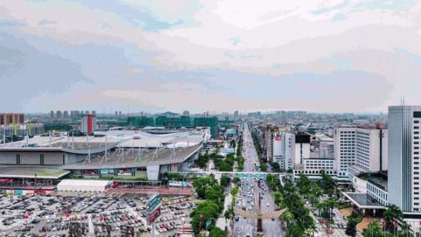 现代装饰：东莞新力量的IP崛起！2021年，东莞迈入“万亿俱乐部”，与全国24座万亿城市并驾齐驱，被誉为全国经济的火车头。2023年全国26座万亿城市“成绩单”出炉，东莞GDP达到了11438.13亿元，同比增长2.6%，经济进入减速拐弯期。